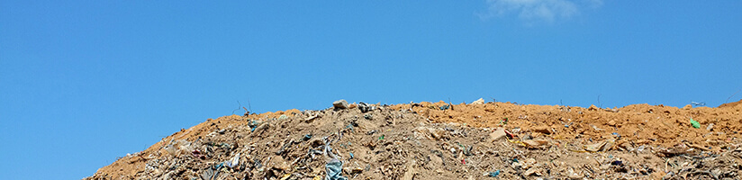 Imagem de uma rea contaminada por um lixo ilustrando a importncia da remediao ambiental, seus equipamentos e ferramentas.		